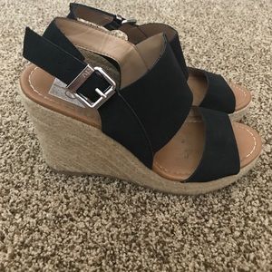 Black wedges