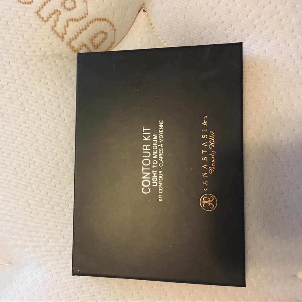 Anastasia contour kit light to medium