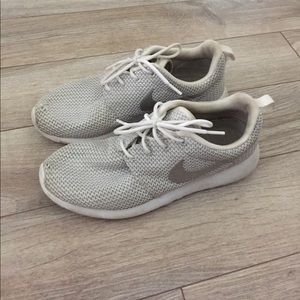 Silver Nike Rosche