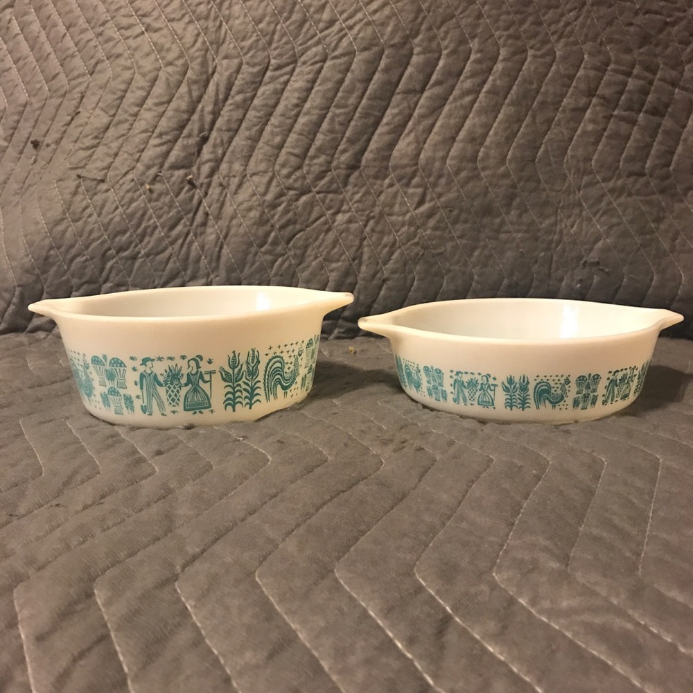 Vintage pyrex amish bowls
