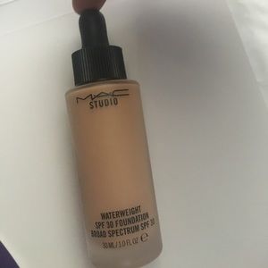 MAC Studio Waterweight Foundation
