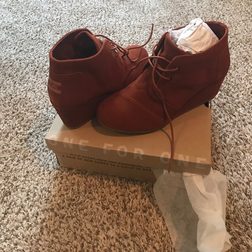 Size 10 Toms Desert Wedge.  Cognac Suede