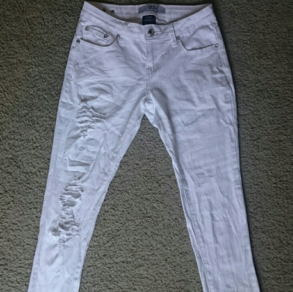 White detroyed skinny jeans