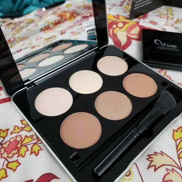 Makeover Essentials Contour Kit - Picture 3 of 5