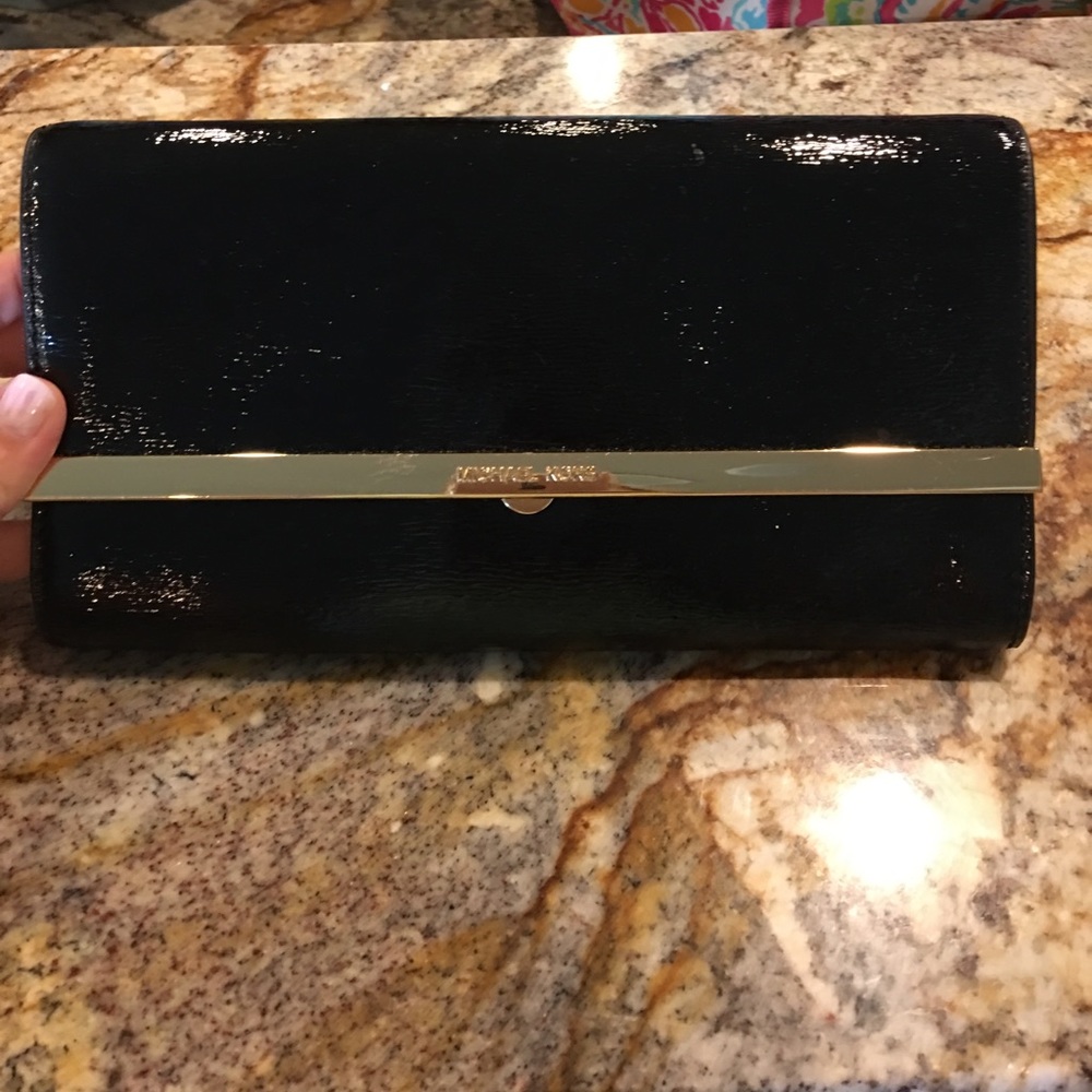 🌺 Michael Kors black gold patent clutch VEC nice