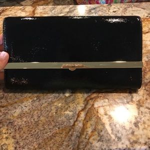 🌺 Michael Kors black gold patent clutch VEC nice
