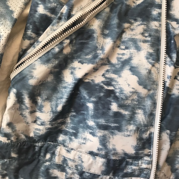 Lightweight patterned lululemon jacket - Picture 5 of 6