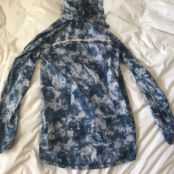 Lightweight patterned lululemon jacket - Picture 6 of 6