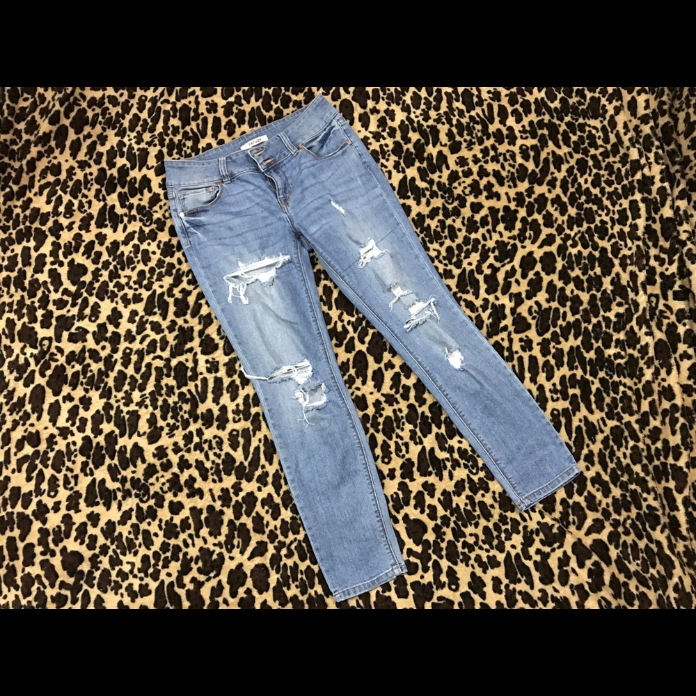❌⭕️❌⭕️charlotte russe distressed jeans.