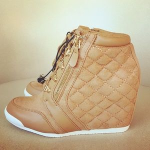 BRAND NEW HIDDEN WEDGE SUEDE SNEAKERS - Forever 21