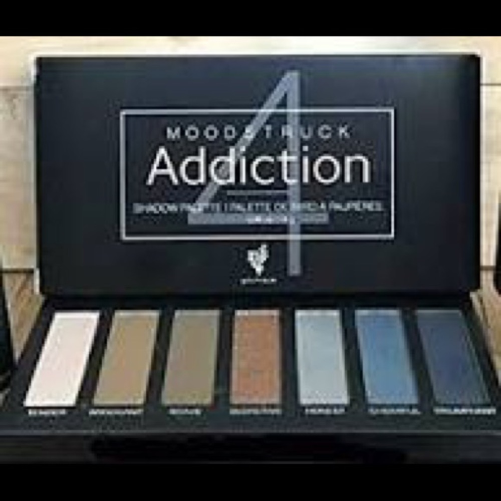 Younique palette 4 eyeshadow