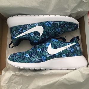BRAND NEW pattern Nike Roshes