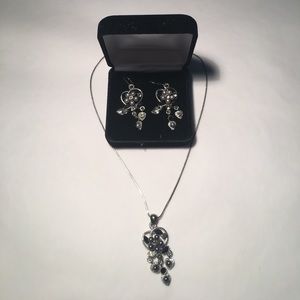 Lovely  jewelry set! Earrings & matching necklace!