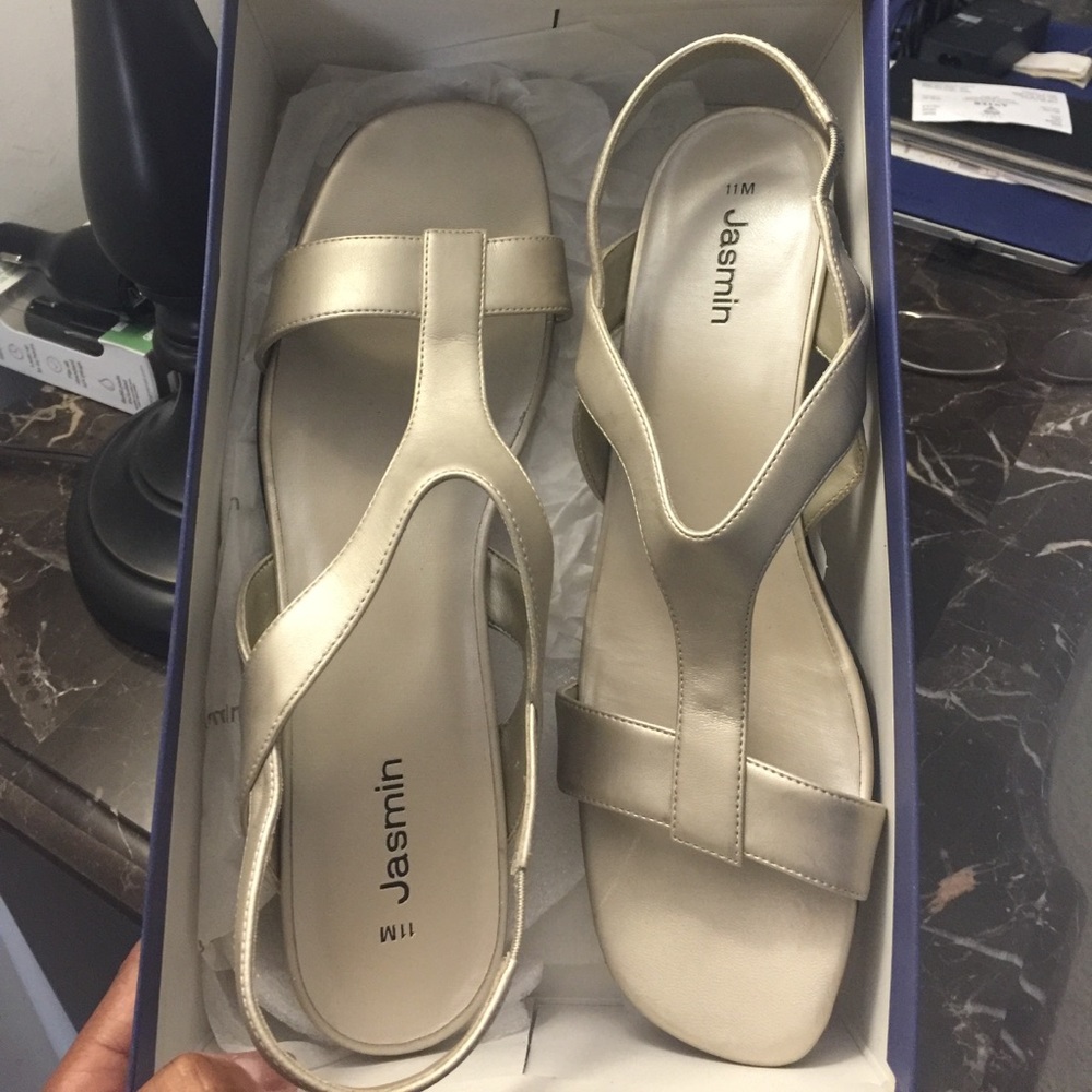 Pearlized Sandal. Open toe, heel. Excellent cond