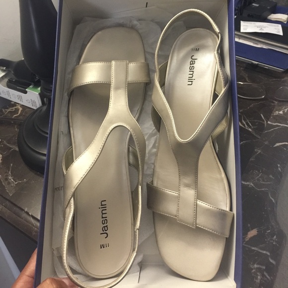 Pearlized Sandal. Open toe, heel. Excellent cond - Picture 1 of 3