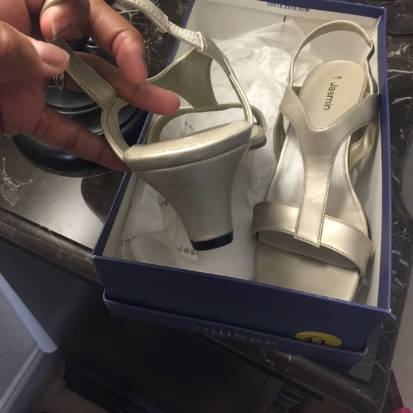 Pearlized Sandal. Open toe, heel. Excellent cond - Picture 2 of 3