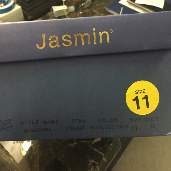 Pearlized Sandal. Open toe, heel. Excellent cond - Picture 3 of 3