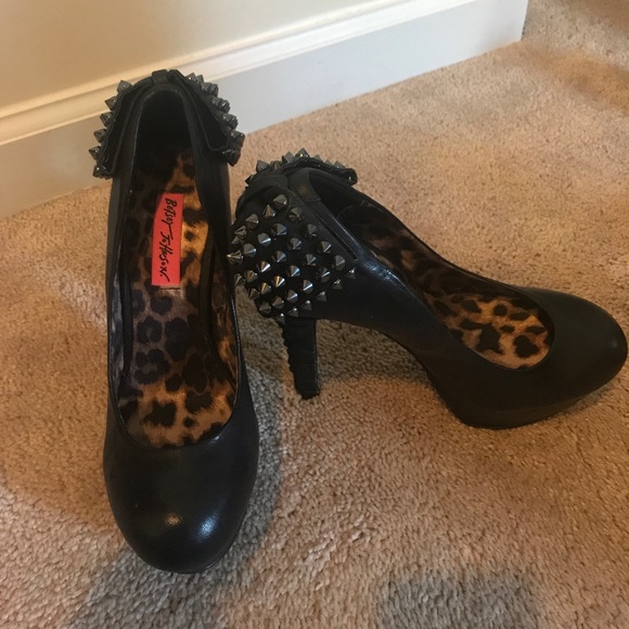 Slightly worn Betsy Johnson studded bow Pumps - Picture 2 of 7