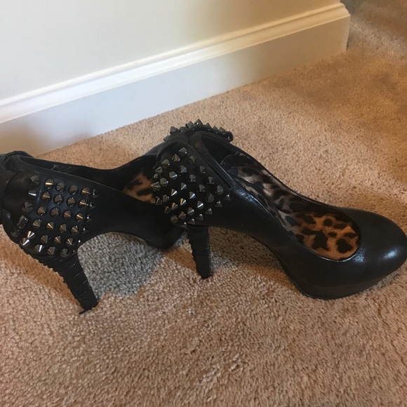 Slightly worn Betsy Johnson studded bow Pumps - Picture 3 of 7