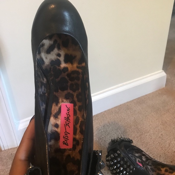 Slightly worn Betsy Johnson studded bow Pumps - Picture 4 of 7