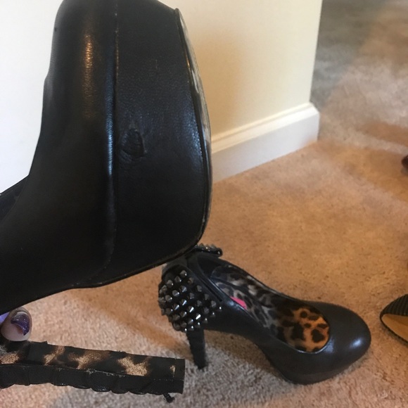 Slightly worn Betsy Johnson studded bow Pumps - Picture 5 of 7