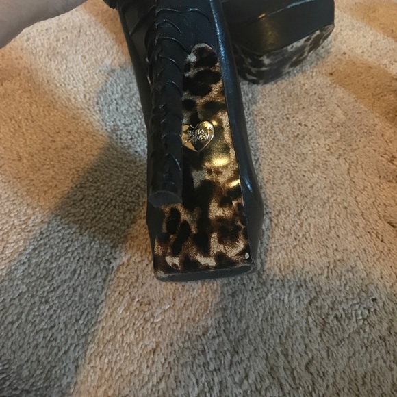 Slightly worn Betsy Johnson studded bow Pumps - Picture 6 of 7