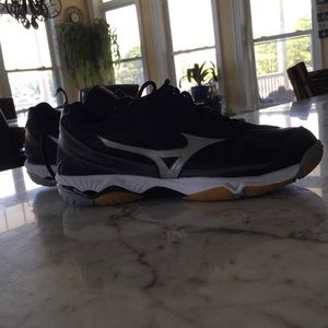 Mizuno volleyball shoes/under armor knee pads SL