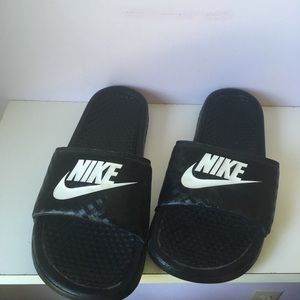 CLASSIC NIKE BLACK AND SHITE SLIDES