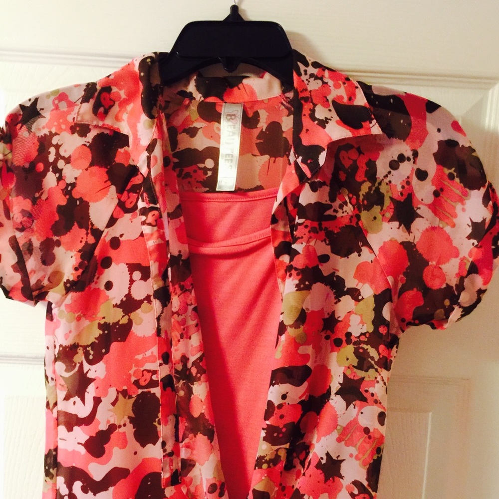Kid's pretty blouse in excellent condition.