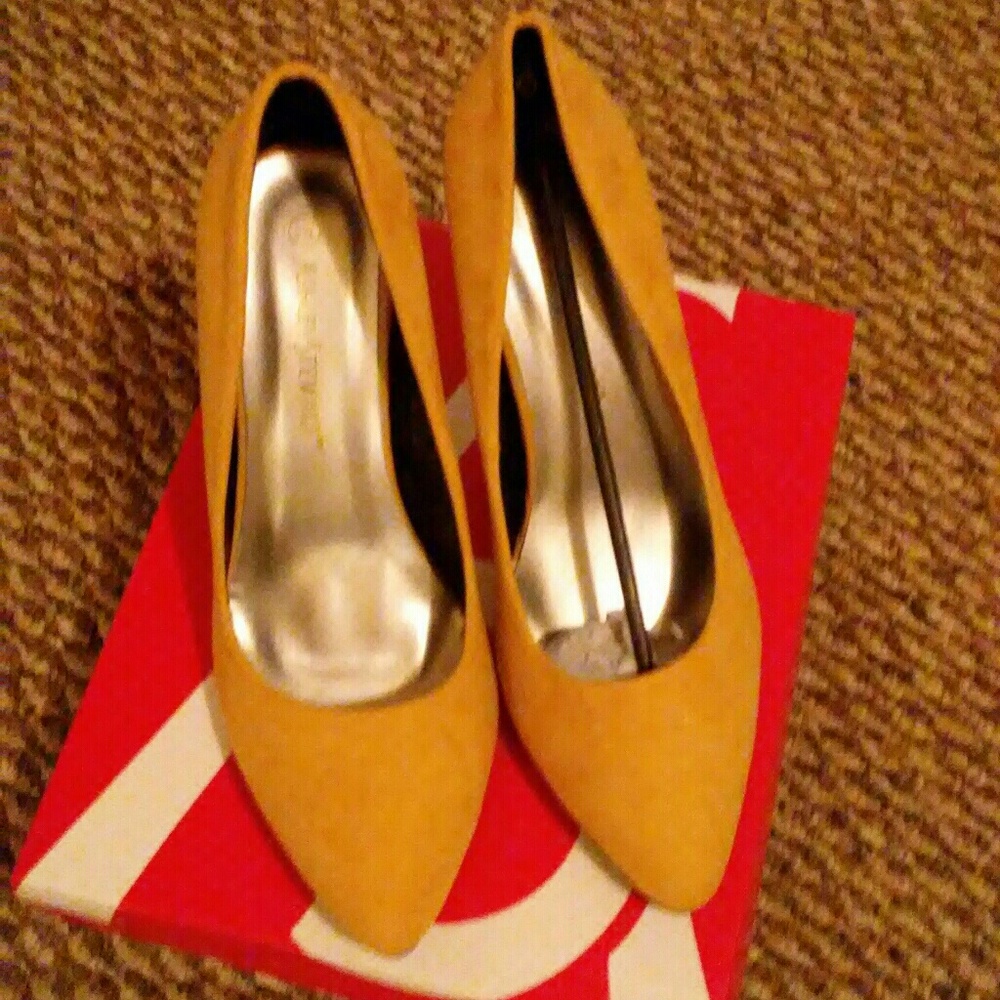 High heel suede pumps