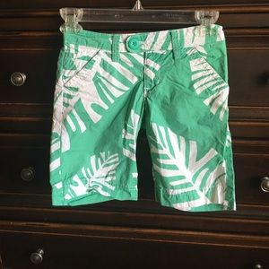Green/white tropical style shorts