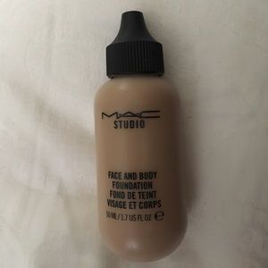 MAC Face and body foundation