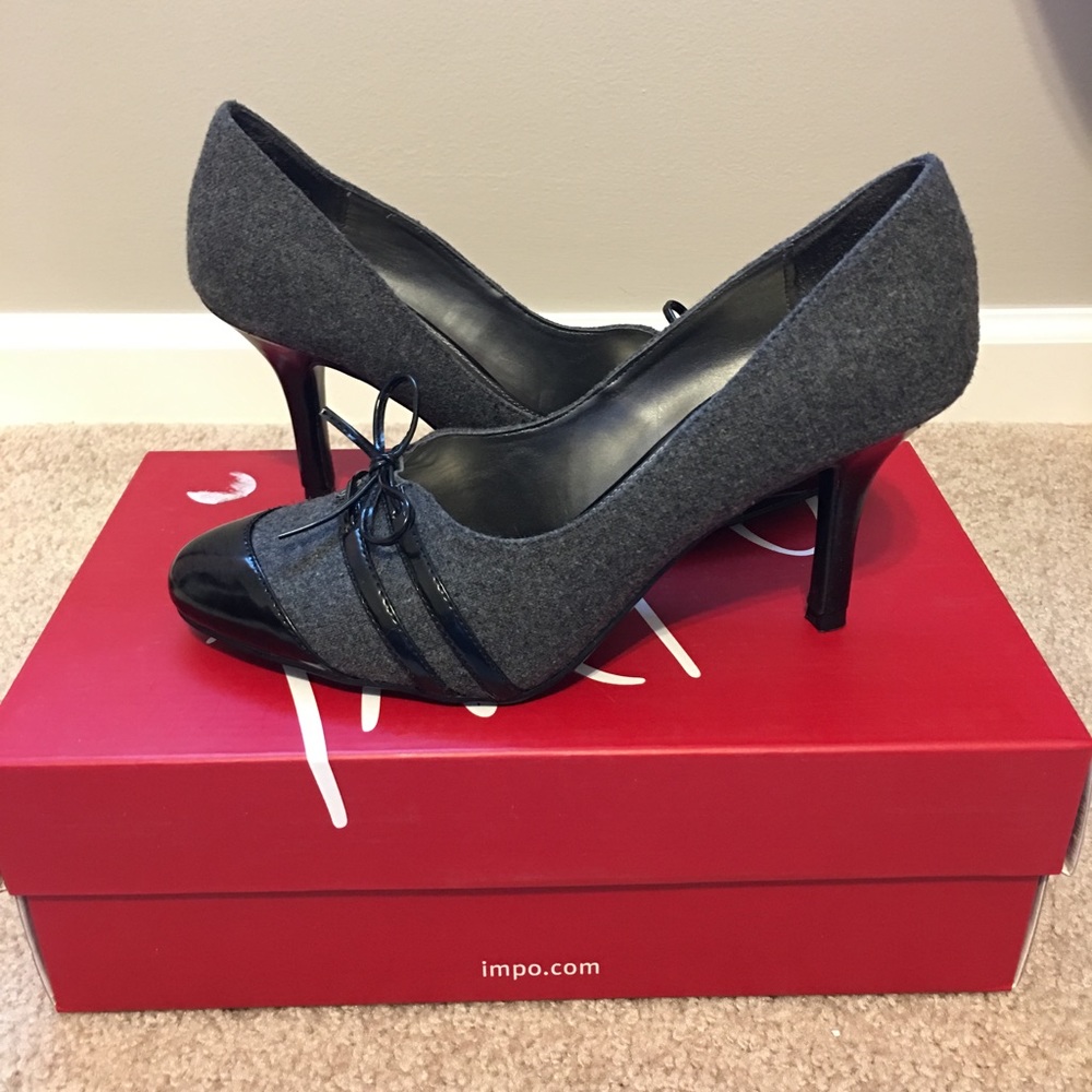 Gray pumps with small black bow
