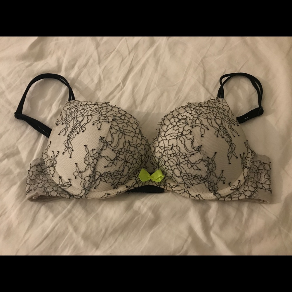 Victoria's Secret very sexy push up bra sz 32B