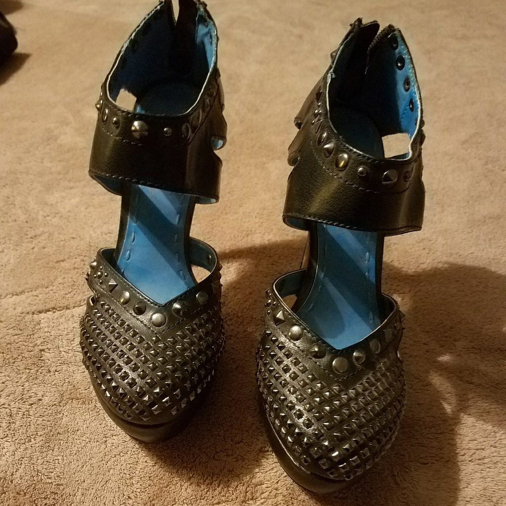 Heels - Picture 2 of 2