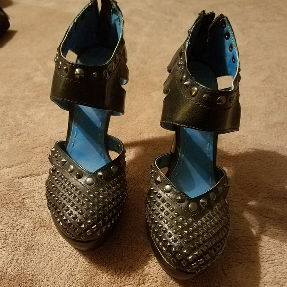 Heels - Picture 2 of 2