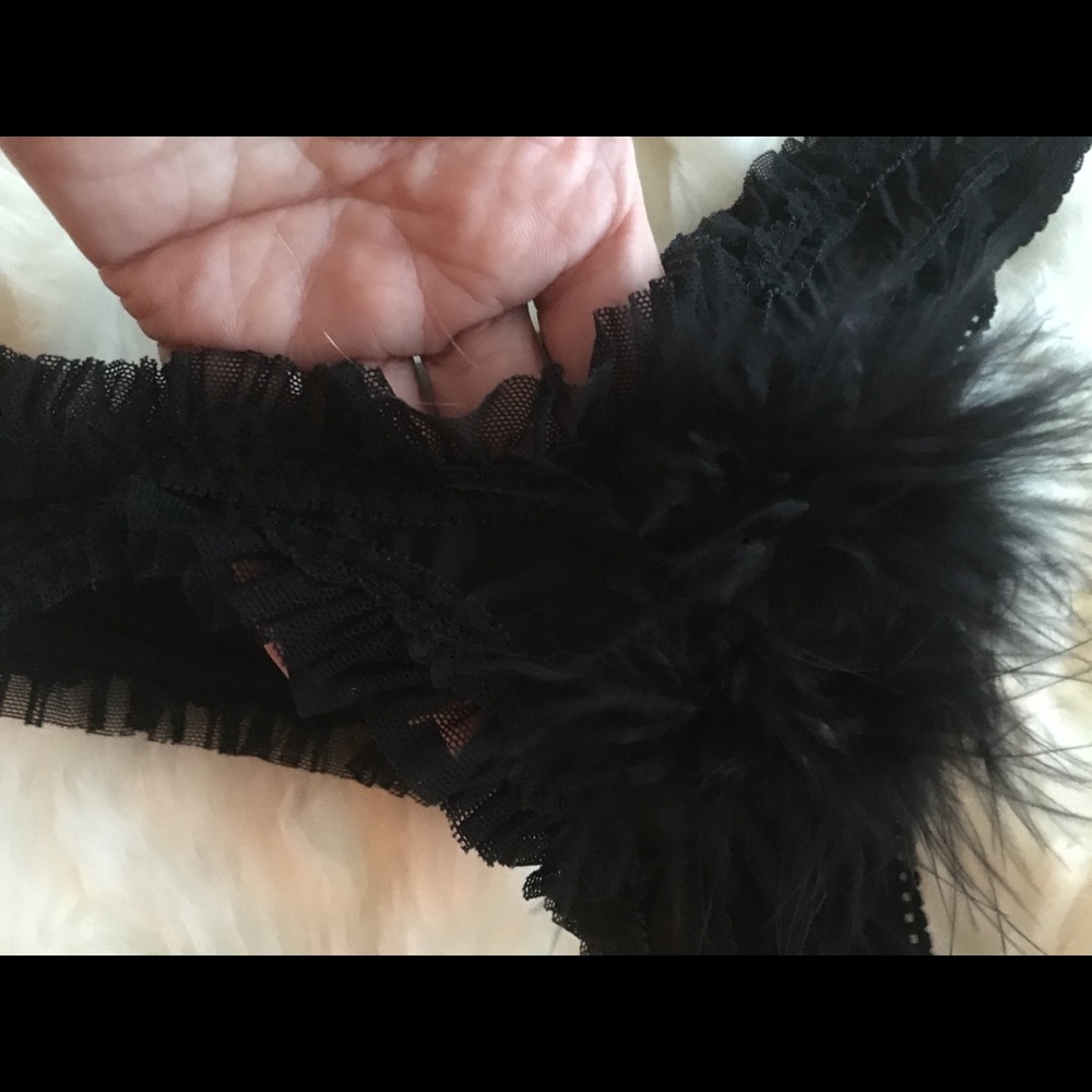 💕💖SALE!💖💕Black keyhole panty with marabou