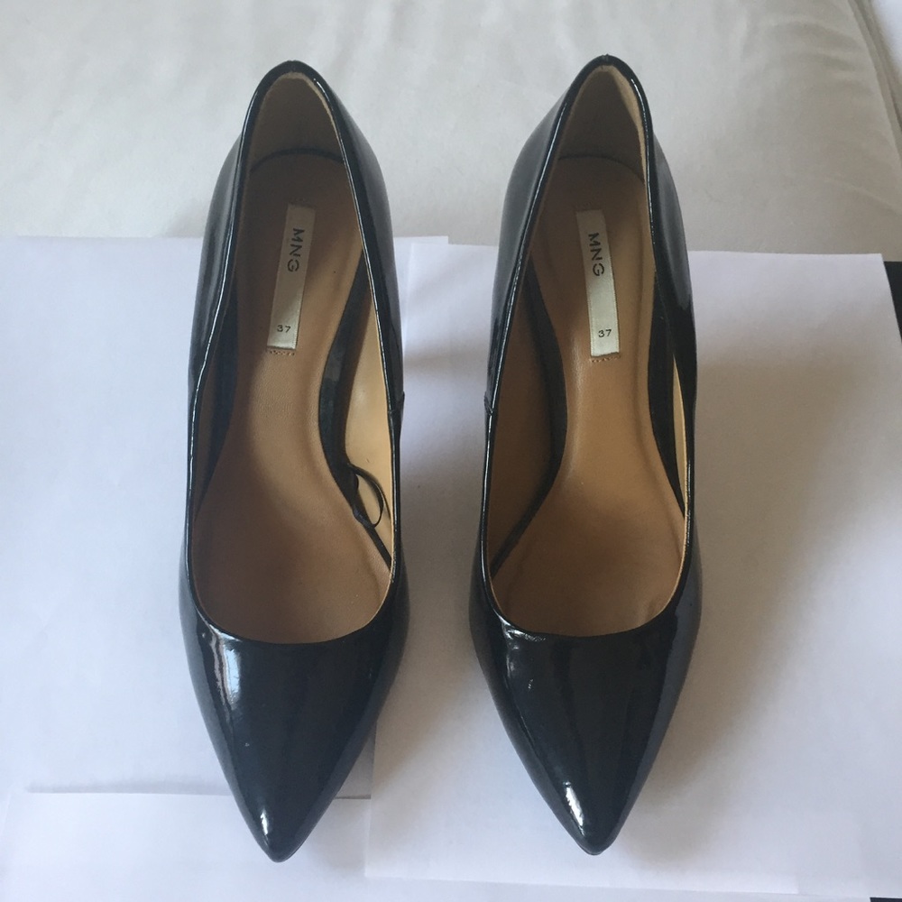 Mango black patent pumps