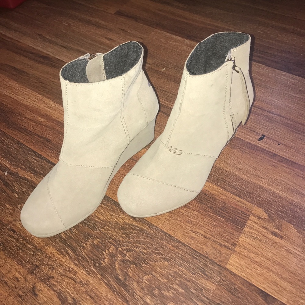 TOMS Size 8.5 taupe desert wedge boot EUC
