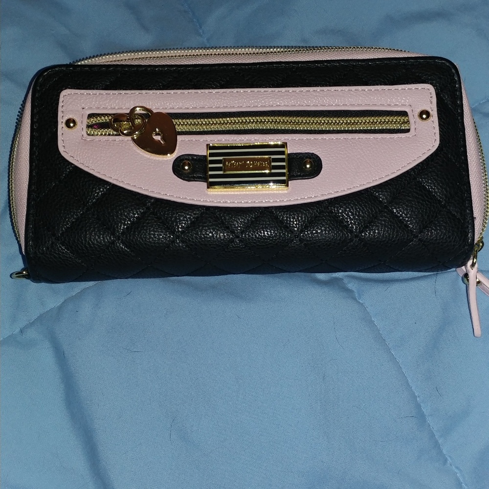 Besty Johnson wallet