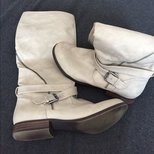 Creme Tall Boots With Zipper Detail