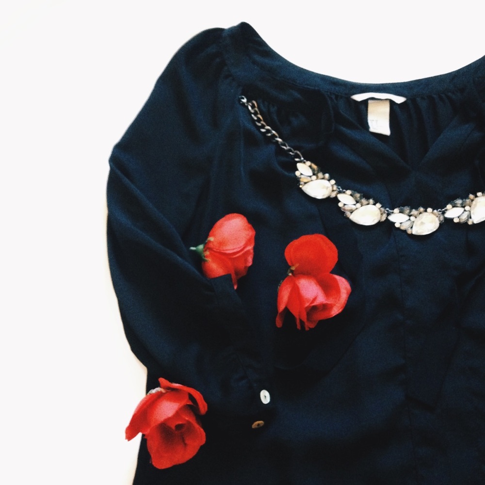 • H&M BLOUSE•