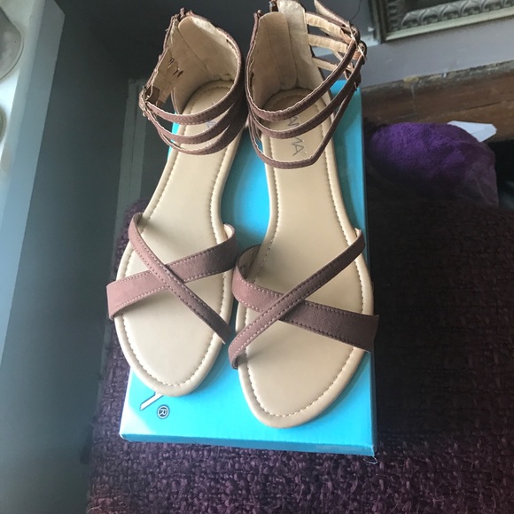 ANNA Mavis Criss-Cross Sandal - Picture 1 of 2