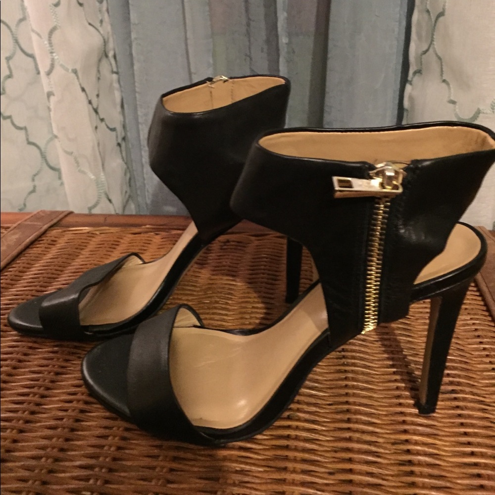 Ann Taylor black leather heels w/ gold details 7.5