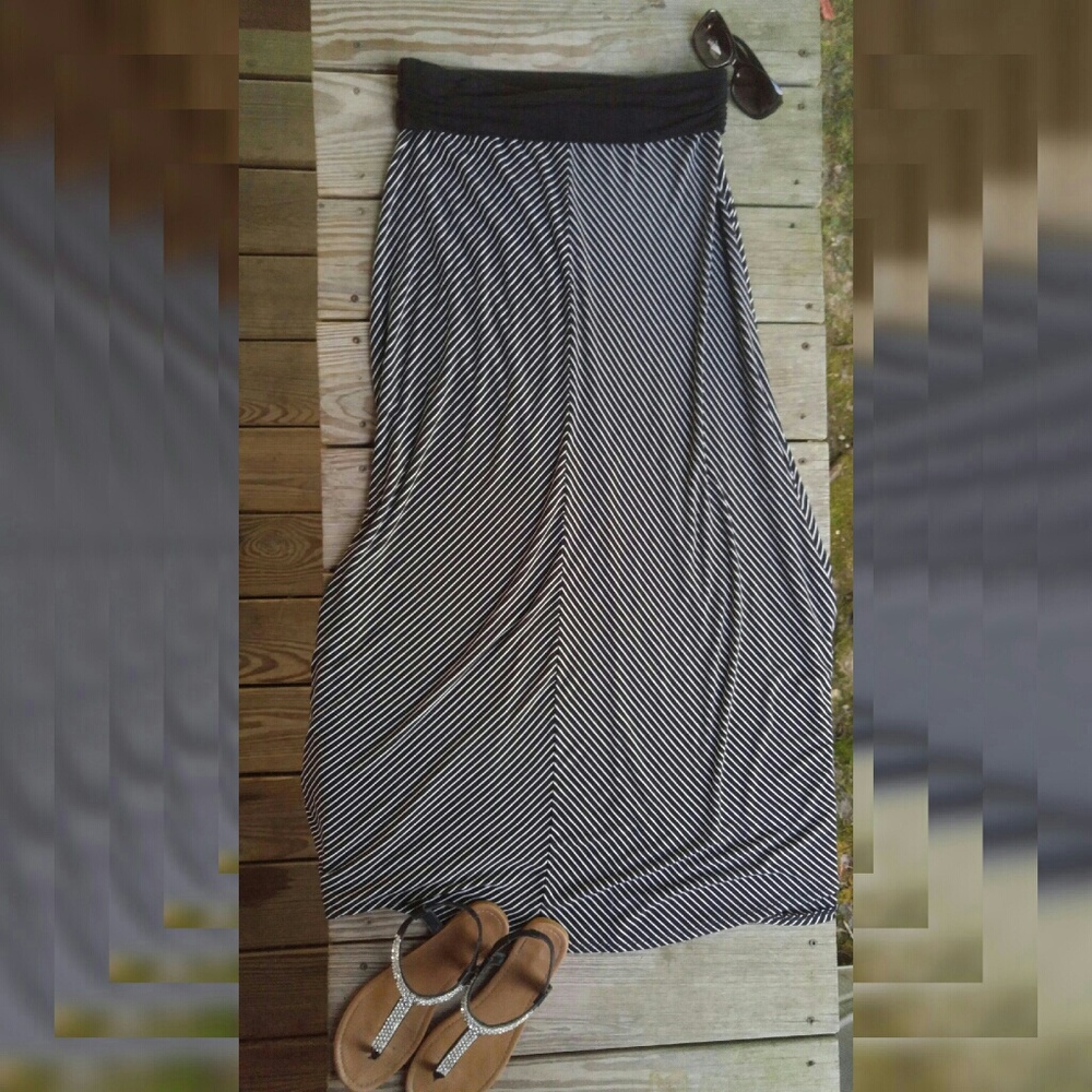Gap black n white strip maxi skirt sz Med