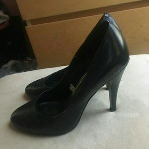 Black pumps