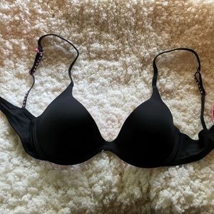 Black, Tshirt bra. Victoria's Secret. 34B.