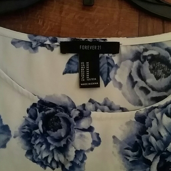 White and blue floral top - Picture 2 of 4