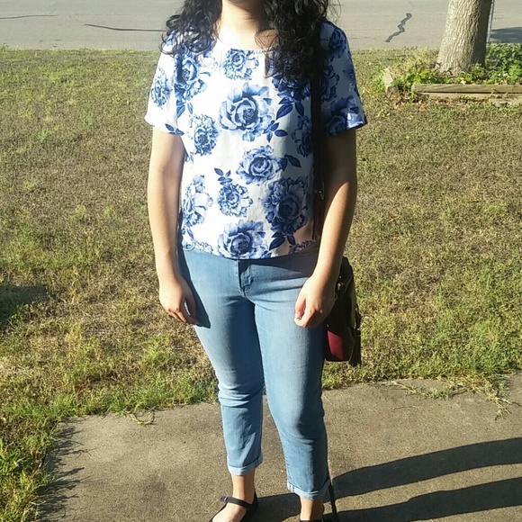 White and blue floral top - Picture 3 of 4