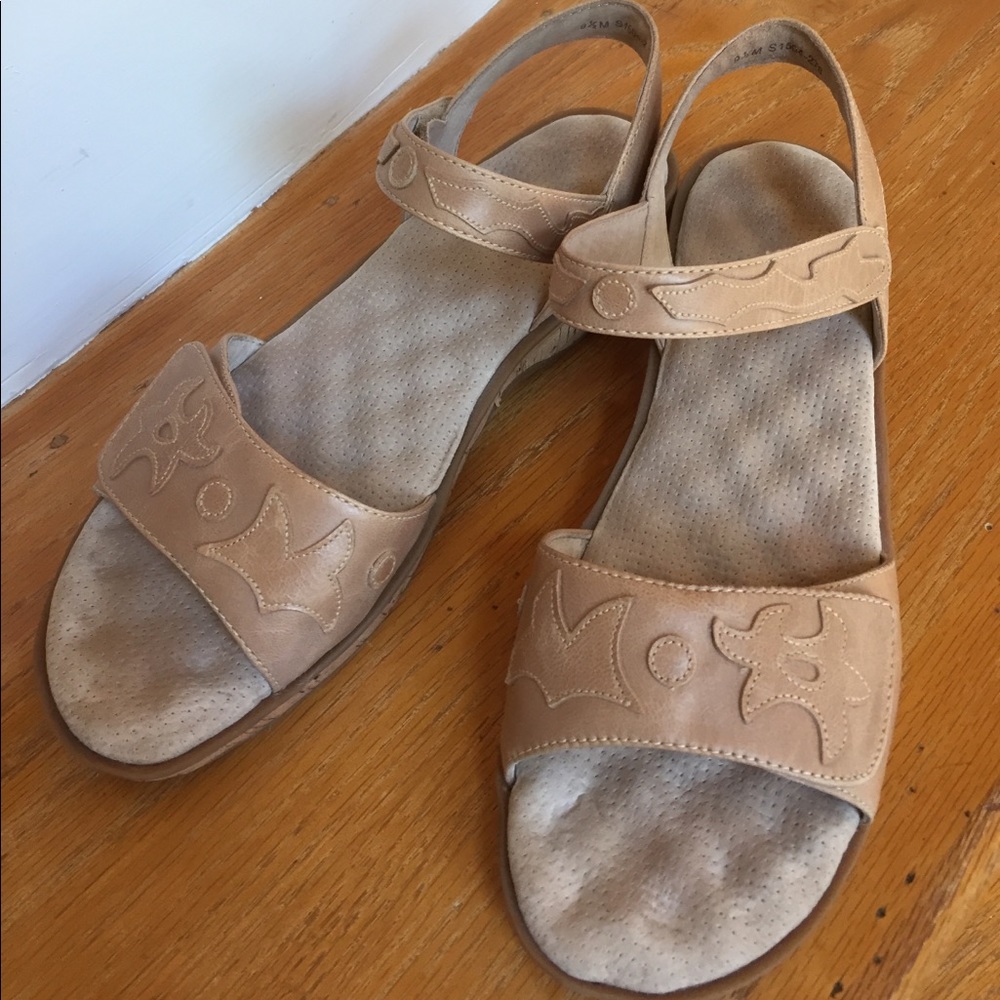 Softwalk sandals super foamy insole, rubber soles